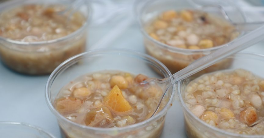 Büyükşehir’den esnaf ve vatandaşa aşure ikramı