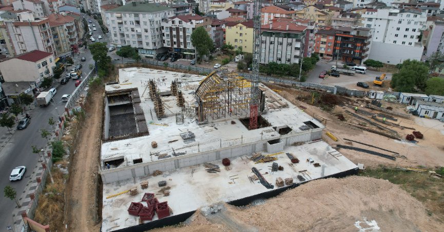 Cazibe merkezi olacak kent meydanında cami inşaatı yükseliyor