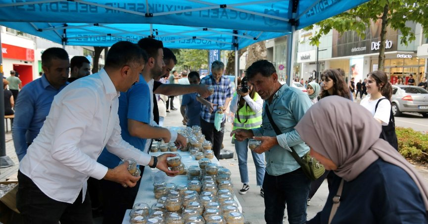 Büyükşehir’den Cumhuriyet Bulvarında aşure ikramı