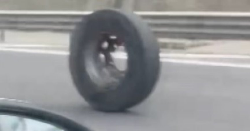 Kamyondan fırlayan tekerlek metrelerce yol kat etti