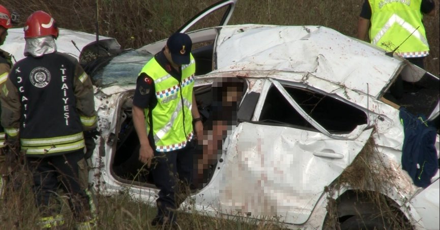 Otomobil baba ve 2 oğluna mezar oldu