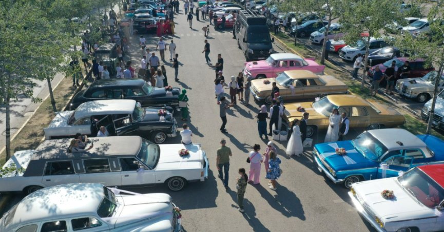 Kente neşe saçan en renkli konvoy