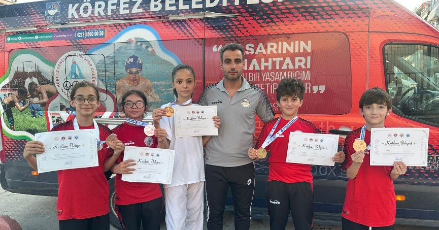 Körfezli karateciler madalya kürsüsünden inmiyorlar