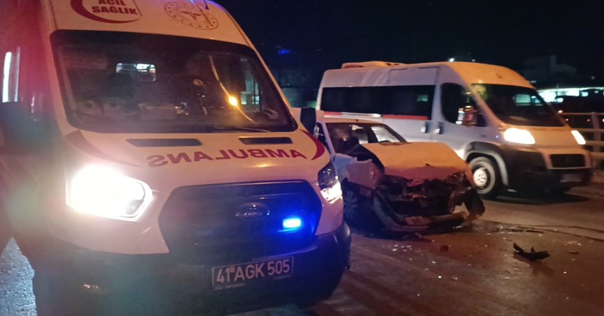 Kocaeli'de otomobil, kırmızı ışıkta duran araca çarptı: 1 yaralı