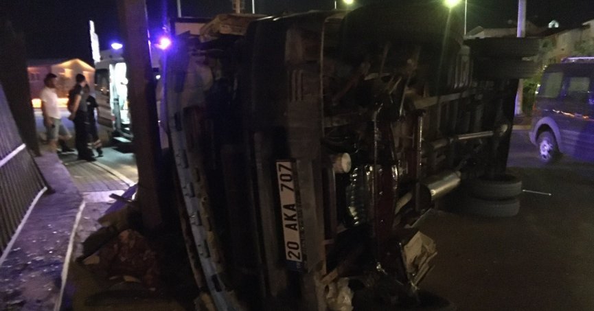 Virajı alamaya kamyonet müftülük binası duvarına çarptı