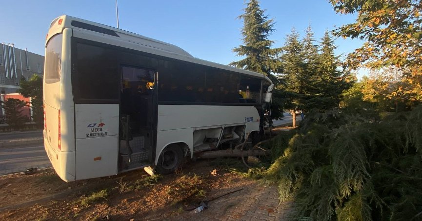 Freni patlayan servis midibüsü ağaçları biçti: 2 yaralı