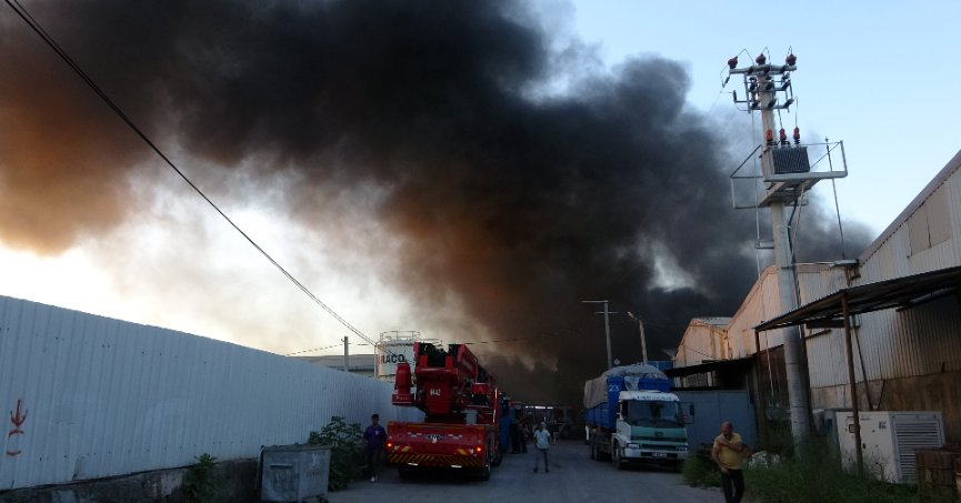 Kocaeli’de geri dönüşüm tesisinde yangın