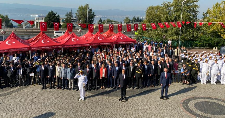 Kocaeli'de 30 Ağustos kutlamalarında Ata'ya çelenk bırakıldı