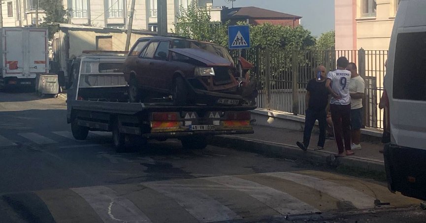 Freni tutmayan otomobil servis aracına çarptı: 6 yaralı
