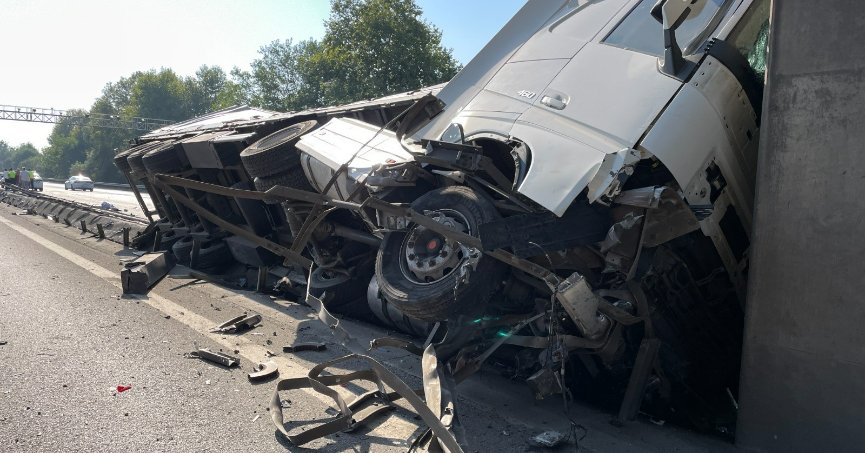 TEM'de lastiği patlayan tır köprü ayağına çarptı, zincirleme kaza beraberinde geldi