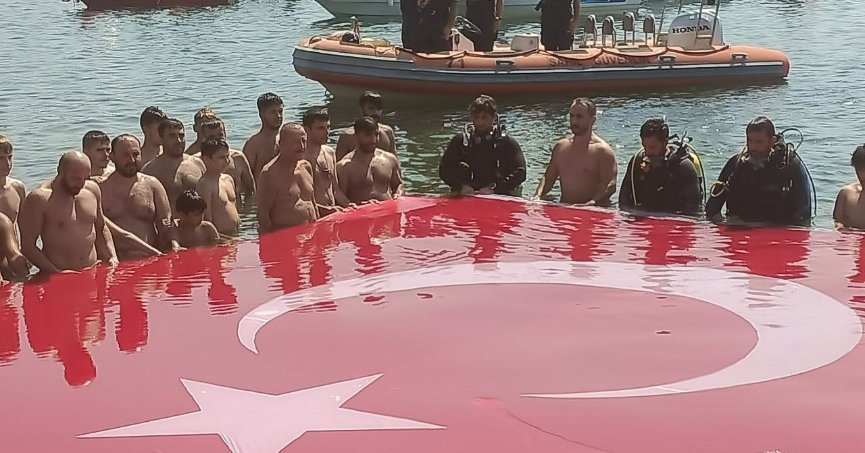 30 Ağustos Zafer Bayramı'nda denizde bayrak açtılar