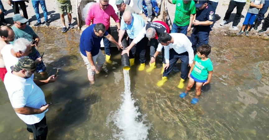 EŞME’DE SAPANCA GÖLÜNE 100 BİN SAZAN SALINDI