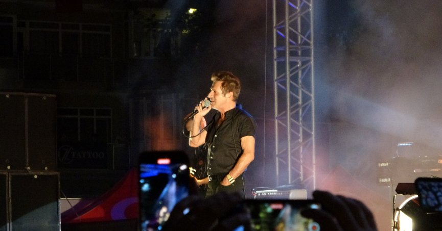 EYT’LİLERİ SÜRÜNDÜRDÜ TEOMAN KONSERİNE MİLYONLAR ÖDEDİ!