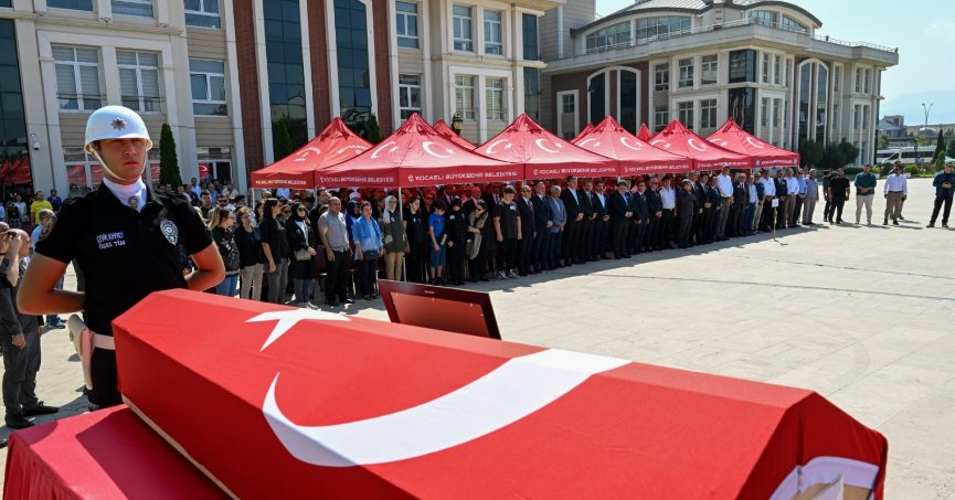 Kaymakam göz yaşları içinde son yolculuğuna uğurlandı