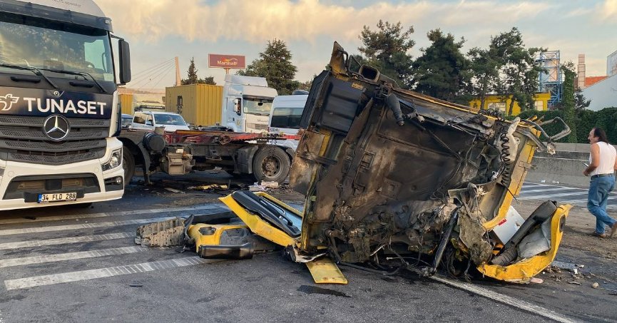 Kocaeli'de tırın kupası koptu: 1'i ağır 2 yaralı