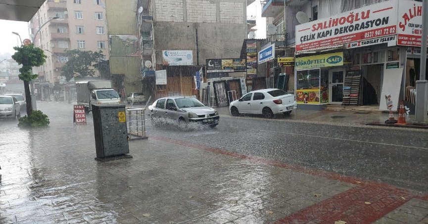 Kocaeli'de sağanak yağmur hayatı olumsuz etkiledi, caddeler sular altında kaldı