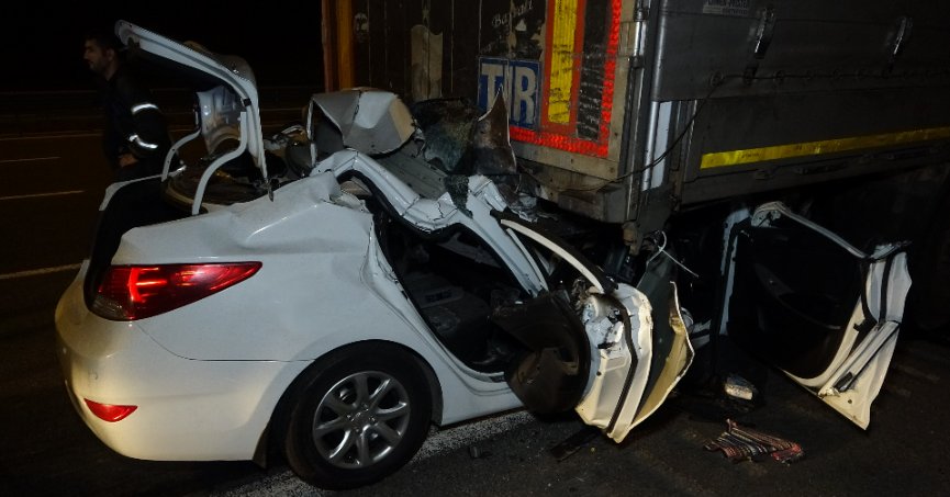 Tıra saplanan otomobil kağıt gibi ezildi: 1 ölü