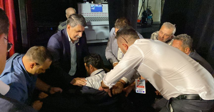 KONUŞMA YAPTIĞI SIRADA FENALAŞTI!