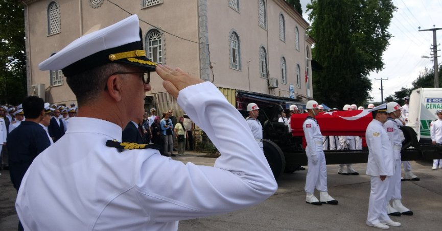 Emekliliğinin ikinci gününde vefat eden Tuğamiral Akçay toprağa verildi