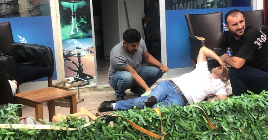 Kendisine tokat atan kişiyi bacaklarından vurdu