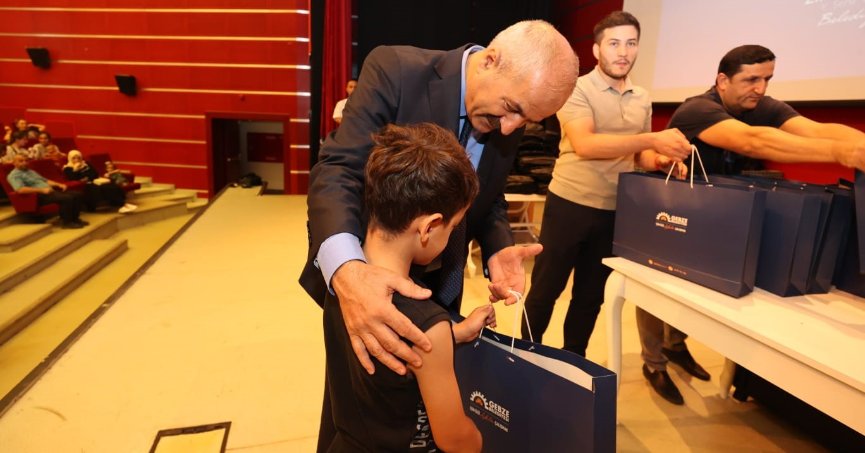 Gebzeli öğrencilere kırtasiye desteği