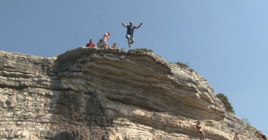 Kayalıklardan ölümüne atlayış