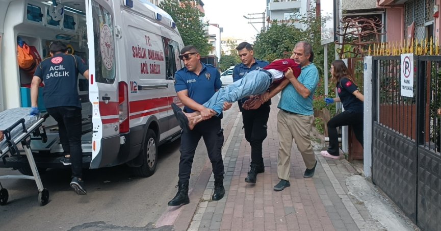 Sinir krizi geçirdi, kelepçelenerek ambulansa taşındı