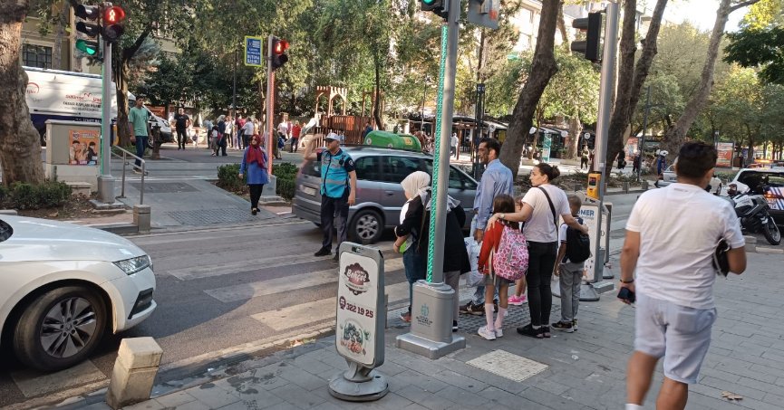 Büyükşehir Zabıtası okul önlerinde, çocuklar güvende