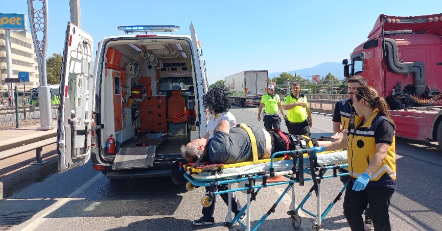 Sürücü fenalaştı, kontrolden çıkan tır otomobile ve kamyonete çarptı