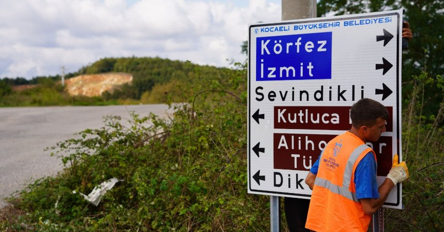 Kırsal mahallelerin işaret ve yönlendirme levhaları yenileniyor