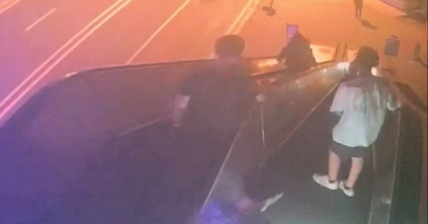 Yürüyen merdivenlerde sorumsuz hareket