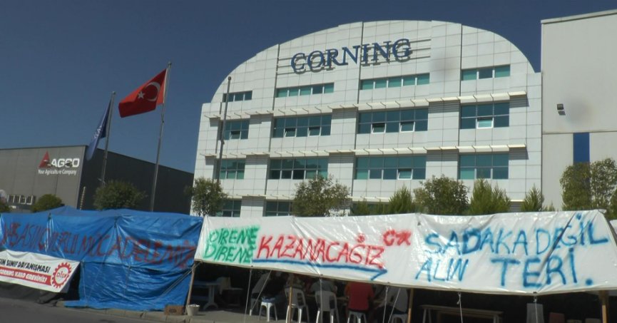 65 gündür fabrika önünde grev yapıyorlar