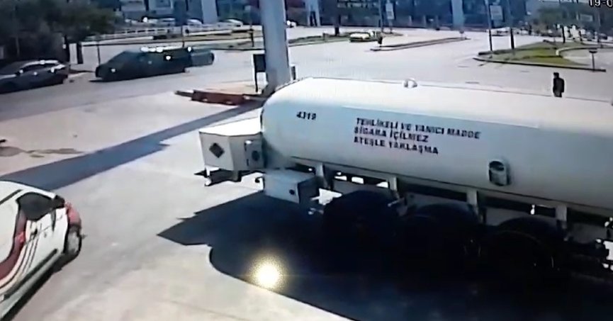 Minibüsle otomobil kavşakta çarpıştı: O anlar kameraya yansıdı