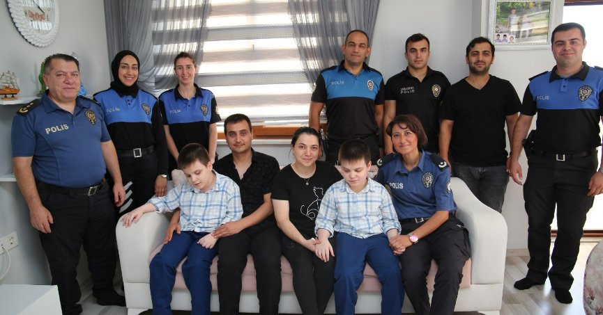 Polislerden özel çocuklara anlamlı ziyaret