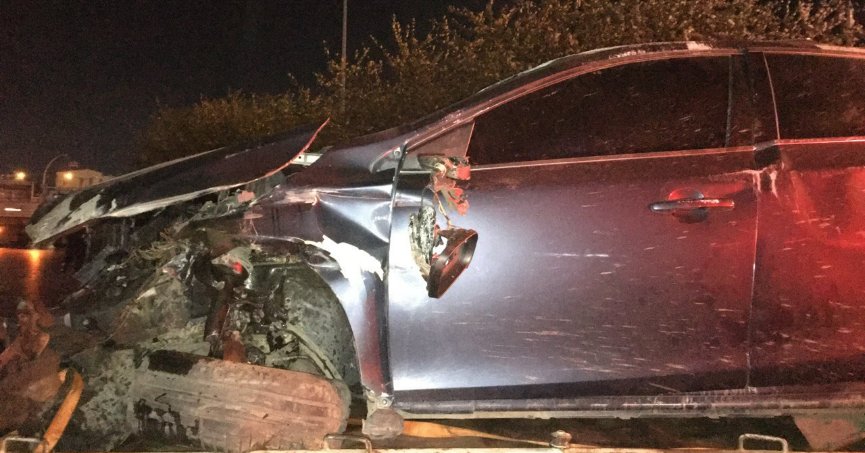 Bariyerlere çarparak takla atan otomobil 100 metre sürüklendi: 3 yaralı