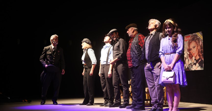 Sahilde Tiyatro Şöleni