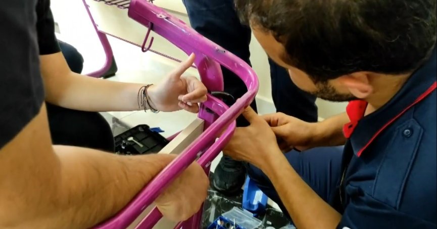 Parmağını sıraya sıkıştıran liseli kızı itfaiye kurtardı