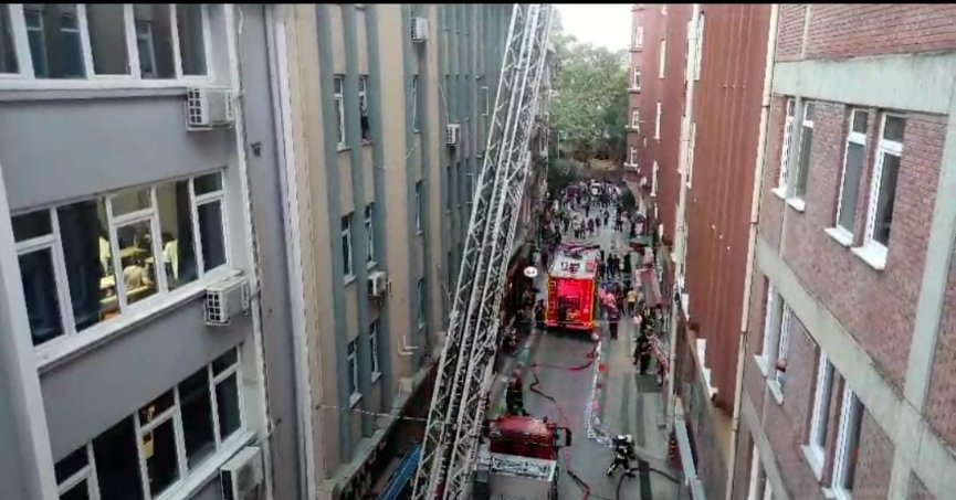 Karşı binada yangın çıktı, öğrenciler aldırış etmeden soru çözdü