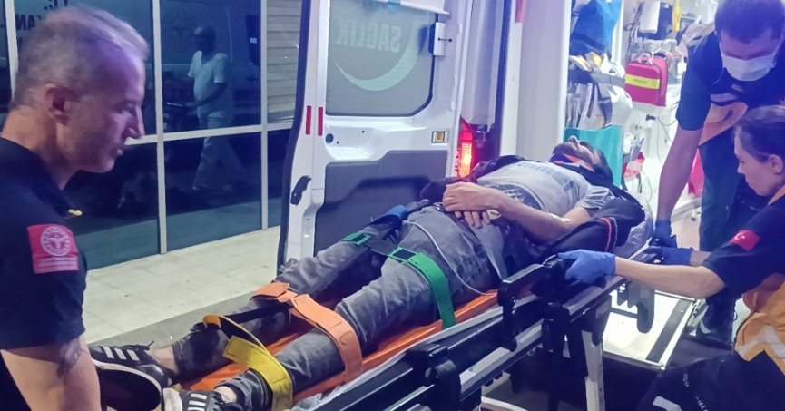 Ters yönden ilerleyen hafif ticari araç motosikletle çarpıştı: 1 yaralı