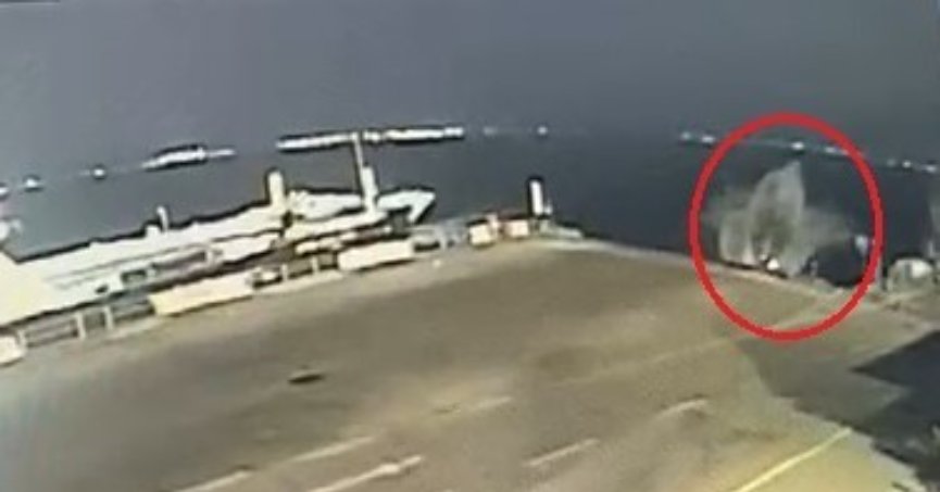 Hafif ticari araç iskeleden denize uçtu: O anlar kamerada