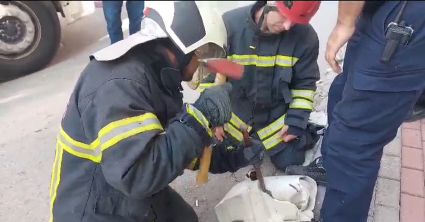 Lavaboya sıkışan yavru kedi kurtarıldı