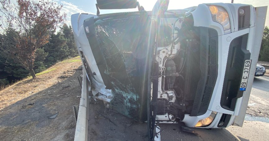 Beyaz eşya taşıyan tır devrildi, sürücü burnu bile kanamadan kurtuldu