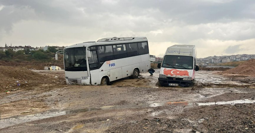 Sağanak yağış nedeniyle yol çöktü