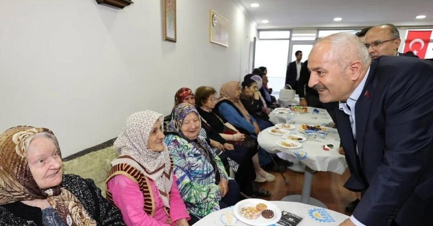 Başkan Büyükgöz huzurevi sakinlerini yalnız bırakmadı