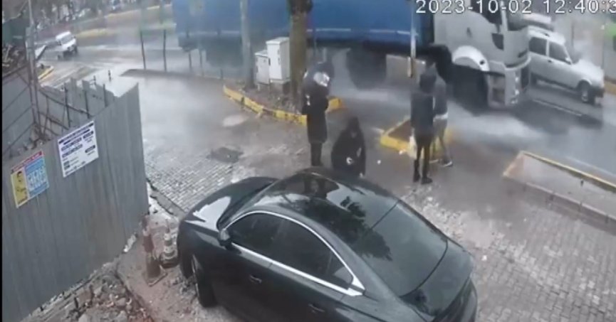 Vatandaşların yolun karşısına geçme mücadelesi kamerada