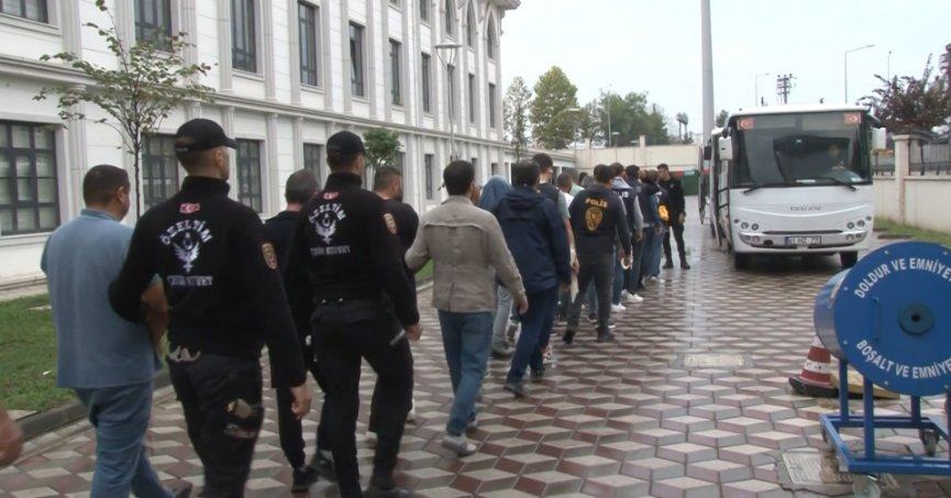 İkiz çekle araç dolandırıcılığı yapan 15 şüpheli tutuklandı