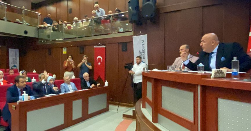 ÜNLÜ VE SARICA ARASINDA GERİLİM YÜKSELDİ!