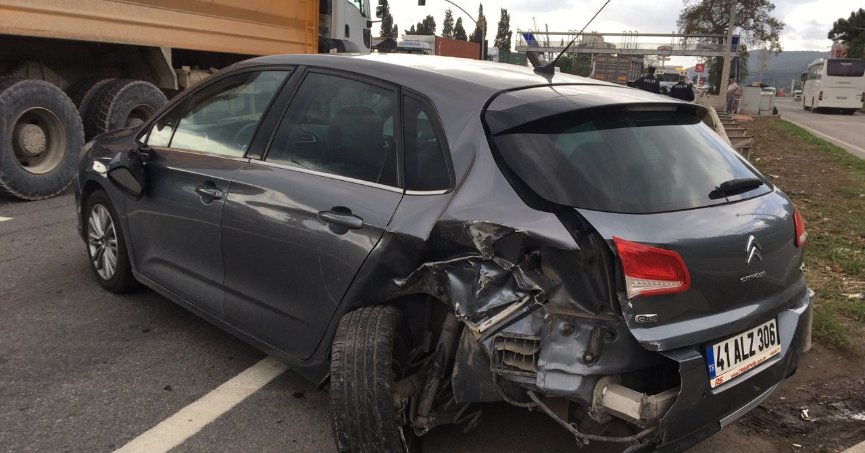 D-100'de 2 otomobil çarpıştı: 1 yaralı