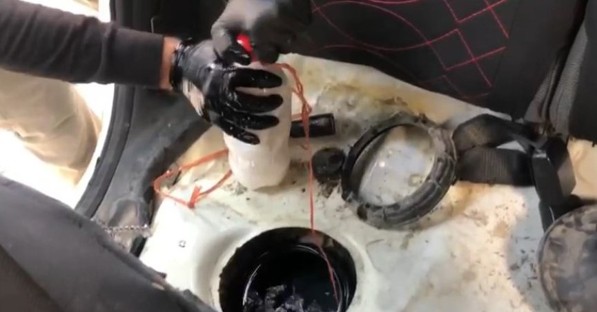 İpi çektikçe yakıt deposundan uyuşturucu çıktı