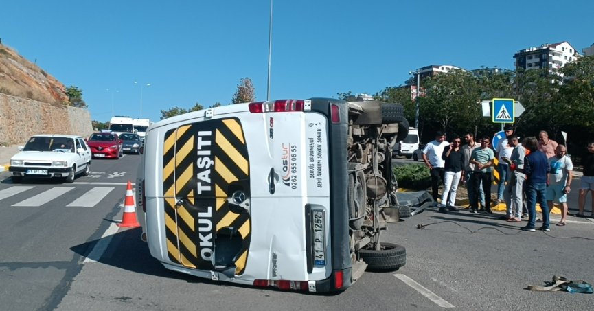 Virajı alamayan servis minibüsü devrildi: 1 yaralı